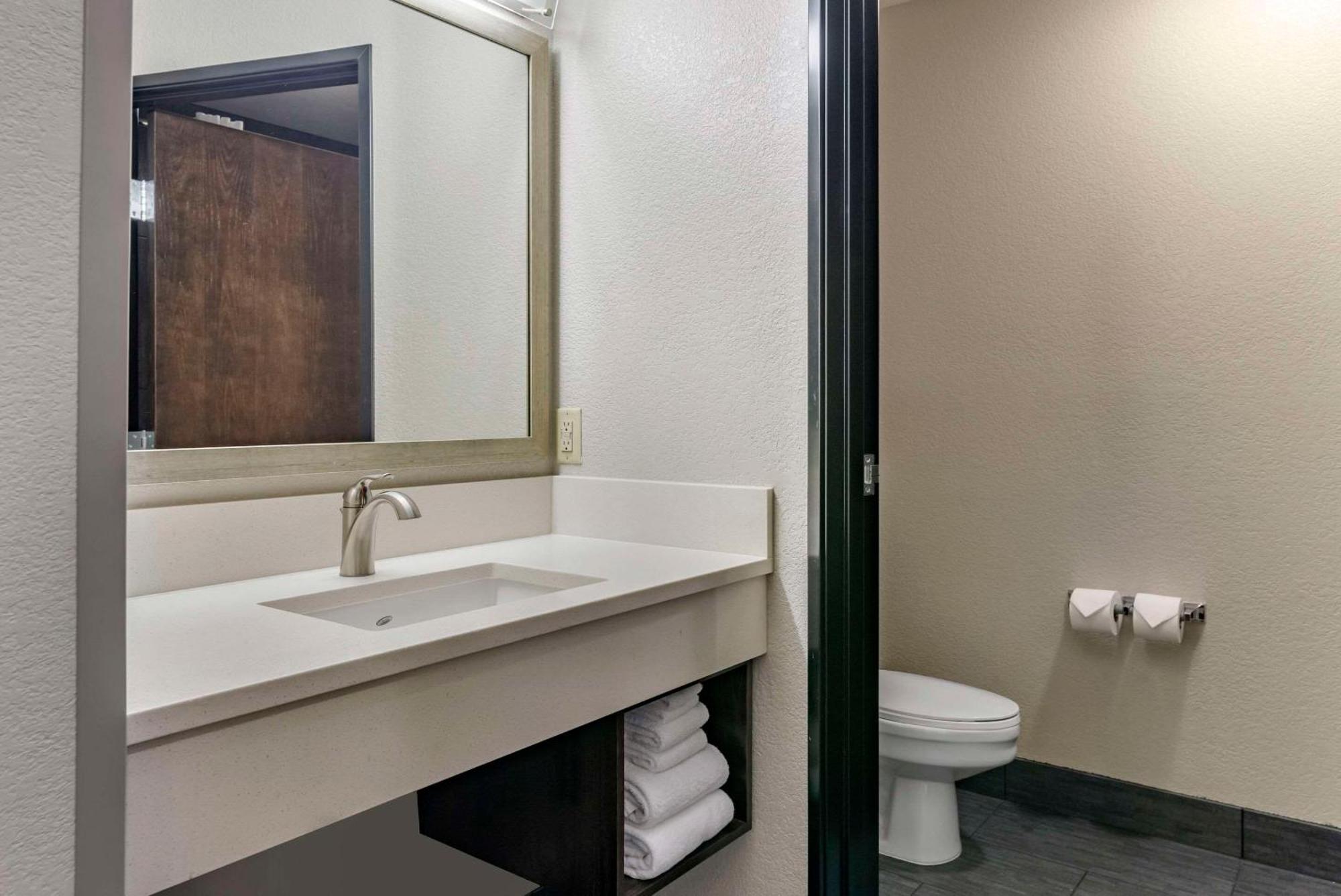 Comfort Inn & Suites Tualatin - Lake Oswego South Екстериор снимка